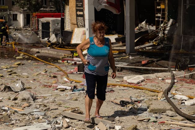 Russian airstrike hit Kramatorsk KRAMATORSK, UKRAINE - AUGUST 20: A resident walks past a burning supermarket and several shops as firefighters work to extinguish a fire following a Russian airstrike in Kramatorsk, Ukraine, on August 20, 2026. Francisco Richart Anadolu Kramatorsk Ukraine. Editorial use only. Please get in touch for any other usage.  Copyright: x2026xAnadoluxFranciscoxRichartx