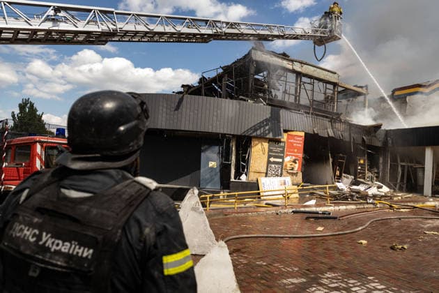 Russian airstrike hit Kramatorsk KRAMATORSK, UKRAINE - AUGUST 20: Firefighters operate from a crane truck at a fire at a supermarket and several shops following a Russian airstrike in Kramatorsk, Ukraine, on August 20, 2026. Francisco Richart Anadolu Kramatorsk Ukraine. Editorial use only. Please get in touch for any other usage.  Copyright: x2026xAnadoluxFranciscoxRichartx