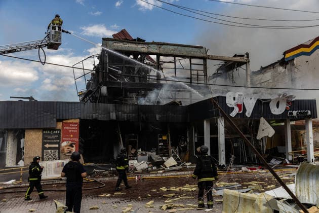 Russian airstrike hit Kramatorsk KRAMATORSK, UKRAINE - AUGUST 20: Firefighters operate from a crane truck at a fire at a supermarket and several shops following a Russian airstrike in Kramatorsk, Ukraine, on August 20, 2026. Francisco Richart Anadolu Kramatorsk Ukraine. Editorial use only. Please get in touch for any other usage.  Copyright: x2026xAnadoluxFranciscoxRichartx