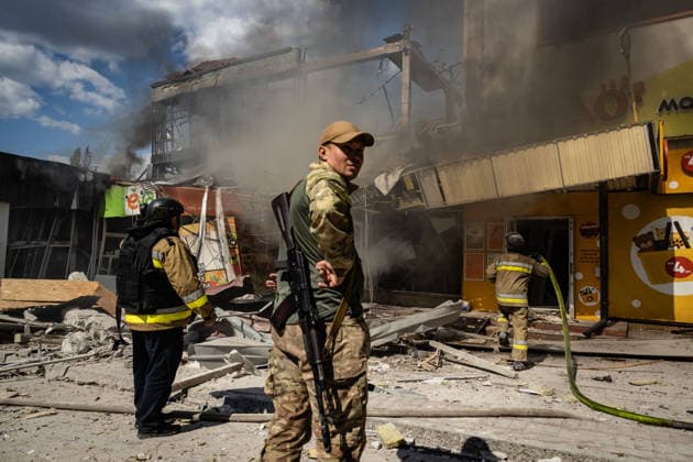 Russian airstrike hit Kramatorsk KRAMATORSK, UKRAINE - AUGUST 20: Emergency services, security personnel, and firefighters operate at a fire at a supermarket and several shops following a Russian airstrike in Kramatorsk, Ukraine, on August 20, 2026. Francisco Richart Anadolu Kramatorsk Ukraine. Editorial use only. Please get in touch for any other usage.  Copyright: x2026xAnadoluxFranciscoxRichartx