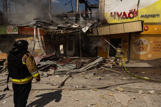 Russian airstrike hit Kramatorsk KRAMATORSK, UKRAINE - AUGUST 20: Firefighters operate at a fire at a supermarket and several shops following a Russian airstrike in Kramatorsk, Ukraine, on August 20, 2026. Francisco Richart Anadolu Kramatorsk Ukraine. Editorial use only. Please get in touch for any other usage.  Copyright: x2026xAnadoluxFranciscoxRichartx