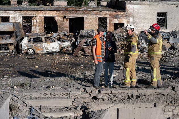 Aftermath of Russian strike in Solomianskyi district of Kyiv State Emergency Service rescue workers talk to men in the Solomianskyi district during a response effort to a Russian missile attack in Kyiv, Ukraine, on August 20, 2026. High-rise residential buildings, a children s hospital, a school, utility and warehouse facilities, garages, and cars were damaged in the district as a result of Russia s overnight large-scale combined strike on the capital. Power grid infrastructure was also affected, causing an outage. In Kyiv, the attack claimed the lives of at least 13 people, including two children. The Russian military targeted the city with ballistic missiles, Kalibr cruise missiles, Kh-101s, and Zircon hypersonic cruise missiles. Kyiv U  Copyright: xDanyloxAntoniukx originalFilename: ukrinform-aftermat260820_npX5C.jpg