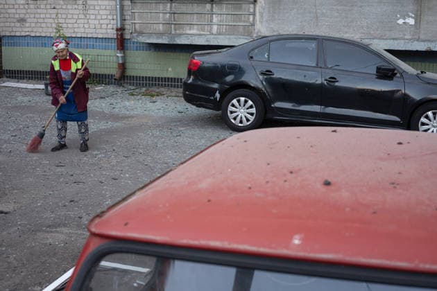 Aftermath of Russian strike in Solomianskyi district of Kyiv An elderly municipal worker sweeps glass shards with a broom in the Solomianskyi district of Kyiv, Ukraine, on August 20, 2026. High-rise residential buildings, a children s hospital, a school, utility and warehouse facilities, garages, and cars were damaged in the district following an overnight large-scale combined strike on the capital. Power grid infrastructure was also affected, causing an outage. The attack killed at least 13 people in Kyiv, including two children. The strike involved ballistic missiles, Kalibr cruise missiles, Kh-101s, and Zircon hypersonic cruise missiles. Kyiv Ukraine  Copyright: xDanyloxAntoniukx originalFilename: ukrinform-aftermat260820_npBoj.jpg