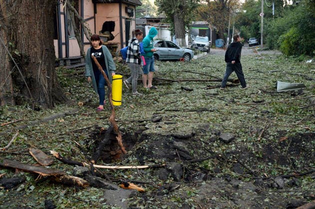 Aftermath of Russian strike in Solomianskyi district of Kyiv People walk past a crater from an explosion in the street in the Solomianskyi district after a missile attack, Kyiv, Ukraine, on August 20, 2026. High-rise residential buildings, a children s hospital, a school, utility and warehouse facilities, garages, and cars were damaged in the district as a result of an overnight large-scale combined strike on the capital. Power grid infrastructure was also affected, causing an outage. In Kyiv, the attack claimed the lives of at least 13 people, including two children. The military targeted the city with ballistic missiles, Kalibr cruise missiles, Kh-101s, and Zircon hypersonic cruise missiles. Kyiv Ukraine  Copyright: xDanyloxAntoniukx originalFilename: ukrinform-aftermat260820_npAMt.jpg