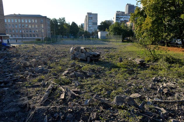 Aftermath of Russian strike in Solomianskyi district of Kyiv A destroyed car is on the pitch outside a school in the Solomianskyi district in Kyiv, Ukraine, on August 20, 2026. High-rise residential buildings, a children s hospital, a school, utility and warehouse facilities, garages, and cars were damaged in the district following an overnight large-scale combined strike on the capital. Power grid infrastructure was also affected, causing an outage. The attack claimed the lives of at least 13 people in Kyiv, including two children. Ballistic missiles, Kalibr cruise missiles, Kh-101s, and Zircon hypersonic cruise missiles were used to target the city. Kyiv Ukraine  Copyright: xDanyloxAntoniukx originalFilename: ukrinform-aftermat260820_npbUP.jpg