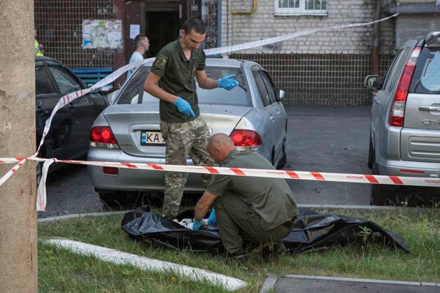 News Bilder des Tages The Aftermath Of A Massive Russian Overnight Attack In Kyiv, Ukraine Forensic experts and medical workers examine the body of a person killed in a Russian overnight missile and drone attack in Kyiv, Ukraine, on August 20, 2026. Russia attacked Kyiv and the surrounding region with dozens of ballistic missiles, 44 cruise missiles and 168 Shahed attack drones. At least 15 people were killed and more than 30 were injured. Kyiv Ukraine  Copyright: xMaxymxMarusenkox originalFilename: musiienko-notitle260820_np148.jpg