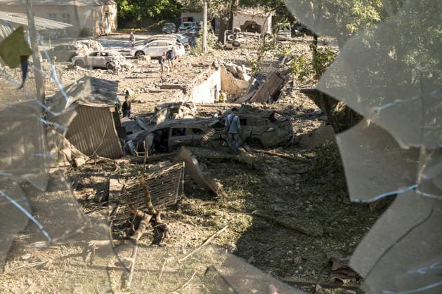 The Aftermath Of A Massive Russian Overnight Attack In Kyiv, Ukraine Local residents inspect cars burned in a Russian overnight missile and drone attack in Kyiv, Ukraine, on August 20, 2026. Russia attacked Kyiv and the surrounding region with dozens of ballistic missiles, 44 cruise missiles and 168 Shahed attack drones. At least 15 people were killed and more than 30 were injured. Kyiv Ukraine  Copyright: xMaxymxMarusenkox originalFilename: musiienko-notitle260820_npl6f.jpg