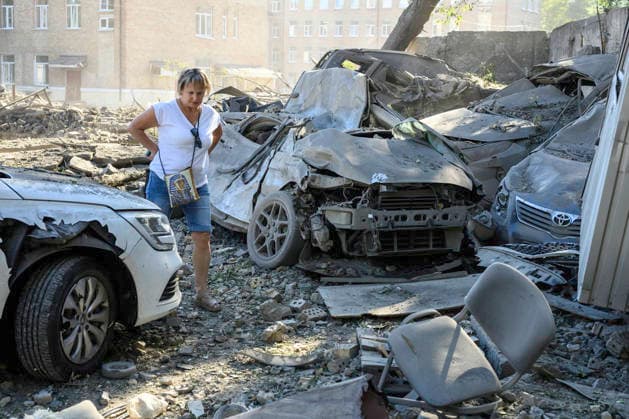 The Aftermath Of A Massive Russian Overnight Attack In Kyiv, Ukraine Local residents inspect cars burned in a Russian overnight missile and drone attack in Kyiv, Ukraine, on August 20, 2026. Russia attacked Kyiv and the surrounding region with dozens of ballistic missiles, 44 cruise missiles and 168 Shahed attack drones. At least 15 people were killed and more than 30 were injured. Kyiv Ukraine  Copyright: xMaxymxMarusenkox originalFilename: musiienko-notitle260820_npspp.jpg