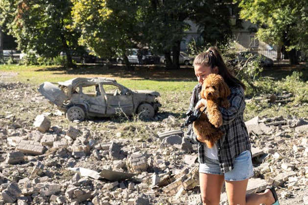 The Aftermath Of A Massive Russian Overnight Attack In Kyiv, Ukraine Local residents inspect cars burned in a Russian overnight missile and drone attack in Kyiv, Ukraine, on August 20, 2026. Russia attacked Kyiv and the surrounding region with dozens of ballistic missiles, 44 cruise missiles and 168 Shahed attack drones. At least 15 people were killed and more than 30 were injured. Kyiv Ukraine  Copyright: xMaxymxMarusenkox originalFilename: musiienko-notitle260820_npSuw.jpg