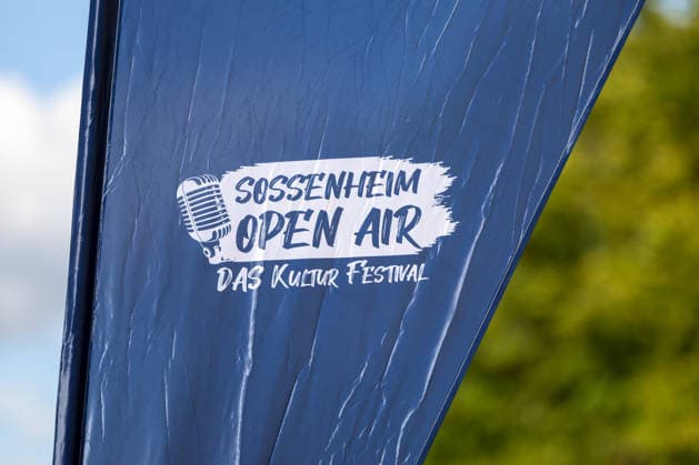 Sossenheim Open Air Festival 2026 in Frankfurt 20.08.2026: Wimpel mit SOOPA-Logo. Das Sossenheim Open Air (SOOPA) 2026 findet in der Open-Air-Arena am Kerbeplatz in Frankfurt-Sossenheim statt. Das dreitägige Musikfestival findet vom 20. bis 22. August 2026 statt und bringt an drei Veranstaltungstagen unterschiedliche Musikrichtungen und Live-Acts auf die Bühne. Das Open-Air-Festival hat sich als Musikveranstaltung im Frankfurter Stadtteil Sossenheim etabliert und zieht Besucher aus Frankfurt und dem Rhein-Main-Gebiet an. Frankfurt am Main Sossenheim Hessen Deutschland *** Sossenheim Open Air Festival 2026 in Frankfurt, August 20, 2026—Pennant with the SOOPA logo. The Sossenheim Open Air SOOPA 2026 will take place at the Open Air Arena on