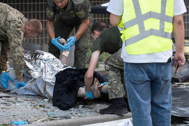 The Aftermath Of A Massive Russian Overnight Attack In Kyiv, Ukraine (EDITORS NOTE: Image depicts death.) Forensic experts and medical workers examine the body of a person killed in a Russian overnight missile and drone attack in Kyiv, Ukraine, on August 20, 2026. Russia attacked Kyiv and the surrounding region with dozens of ballistic missiles, 44 cruise missiles and 168 Shahed attack drones. At least 15 people were killed and more than 30 were injured. Kyiv Ukraine  Copyright: xMaxymxMarusenkox originalFilename: musiienko-notitle260820_npi0X.jpg