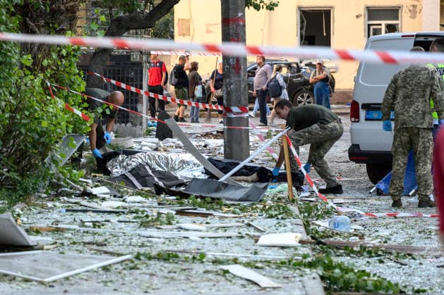 The Aftermath Of A Massive Russian Overnight Attack In Kyiv, Ukraine Forensic experts and medical workers examine the body of a person killed in a Russian overnight missile and drone attack in Kyiv, Ukraine, on August 20, 2026. Russia attacked Kyiv and the surrounding region with dozens of ballistic missiles, 44 cruise missiles and 168 Shahed attack drones. At least 15 people were killed and more than 30 were injured. Kyiv Ukraine  Copyright: xMaxymxMarusenkox originalFilename: musiienko-notitle260820_npWRL.jpg