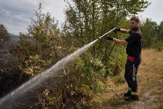 Firefighters battle wildfire near Petrinje PETRINJE, SLOVENIA, AUGUST 20, 2026: Firefighters and aerial water bombers battle a wildfire near ÄarnotiÄe that spread toward the village of Petrinje in the Koper area of southwestern Slovenia. The fire burned several hectares of woodland and scrubland before being brought under control. Around 100 firefighters, along with police and Air Tractor firefighting aircraft, took part in the operation. Cleanup work continued after the fire was contained. Petrinje Slovenia Copyright: x xGiovannixAiellox xJNAxPressx