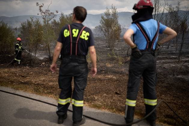 Firefighters battle wildfire near Petrinje PETRINJE, SLOVENIA, AUGUST 20, 2026: Firefighters and aerial water bombers battle a wildfire near ÄarnotiÄe that spread toward the village of Petrinje in the Koper area of southwestern Slovenia. The fire burned several hectares of woodland and scrubland before being brought under control. Around 100 firefighters, along with police and Air Tractor firefighting aircraft, took part in the operation. Cleanup work continued after the fire was contained. Petrinje Slovenia Copyright: x xGiovannixAiellox xJNAxPressx