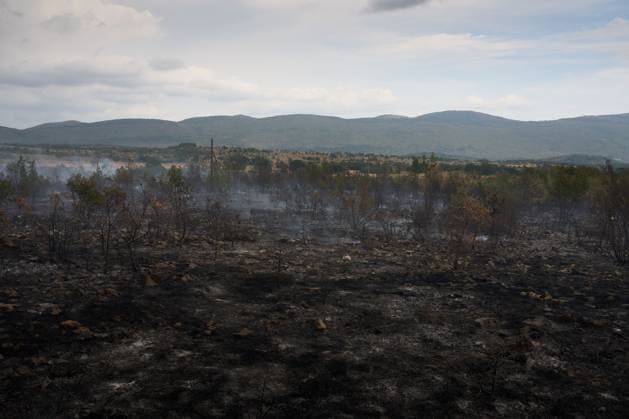 Firefighters battle wildfire near Petrinje PETRINJE, SLOVENIA, AUGUST 20, 2026: Firefighters and aerial water bombers battle a wildfire near ÄarnotiÄe that spread toward the village of Petrinje in the Koper area of southwestern Slovenia. The fire burned several hectares of woodland and scrubland before being brought under control. Around 100 firefighters, along with police and Air Tractor firefighting aircraft, took part in the operation. Cleanup work continued after the fire was contained. Petrinje Slovenia Copyright: x xGiovannixAiellox xJNAxPressx