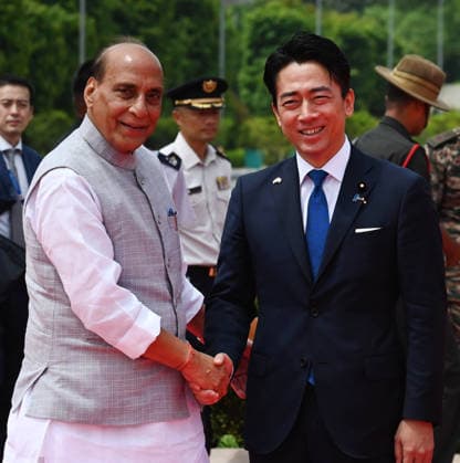 NEW DELHI, INDIA - AUGUST 20: Indian Defense Minister Rajnath Singh (left) shakes hands with Japan s Minister of Defense Shinjiro Koizumi during an official welcoming ceremony with a Tri-Service Guard of Honor at the Ministry of Defence on August 20, 2026 in New Delhi, India. The ceremonial reception preceded high-level bilateral talks between the two defense leaders to deepen the Japan-India Special Strategic and Global Partnership . During the bilateral summit, the ministers signed a landmark Memorandum of Arrangement on Maritime Security Cooperation and reviewed ongoing progress under the Make-in-India framework, including joint defense equipment projects such as the UNICORN integrated communications antenna system for naval vessels.