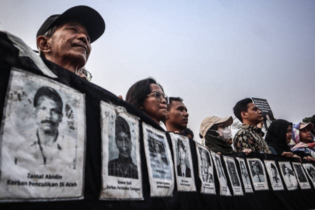 August 20, 2026, Jakarta, Dki Jakarta, Indonesia: JHuman rights activists take part in the 921st Kamisan protest across from the Merdeka Palace in Jakarta. The weekly Thursday demonstration was held to mark World Humanitarian Day. Jakarta Indonesia - ZUMAf198 20260820_zip_f198_003 Copyright: xMuhammadxFebriansyahx