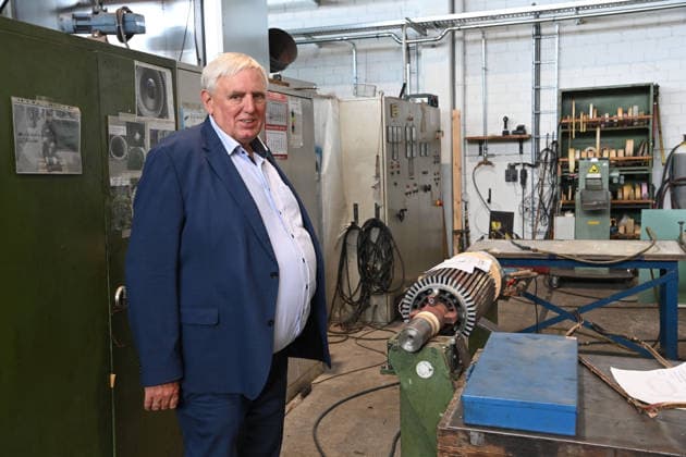 Karl-JoÂ­sef LAUMANN, CDU, Minister fuer Arbeit, Gesundheit und Soziales des Landes Nordrhein-Westfalen, schaut sich einen zerlegten Motor in der Werkstatt an, Karl-JoÂ­sef LAUMANN, CDU, Minister fuer Arbeit, Gesundheit und Soziales des Landes Nordrhein-Westfalen, besucht im Rahmen seiner Ausbildungstour die Firma BOSS - Steinlen Elektromaschinen und Pumpen GmbH, am 20.08.2026, *** Karl Josef LAUMANN, CDU, Minister of Labor, Health, and Social Affairs for the State of North Rhine-Westphalia, examines a disassembled motor in the workshop, Karl Josef LAUMANN, CDU, Minister of Labor, Health, and Social Affairs for the State of North Rhine-Westphalia, visits BOSS Steinlen Elektromaschinen und Pumpen GmbH as part of his training tour on August