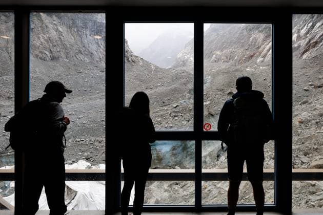 GEOTEXTILE TARPAULINS TO PROTECT THE MER DE GLACE CAVE PHOTOPQR LE DAUPHINE Grégory YETCHMENIZA Chamonix Mont Blanc August 20, 2026 Chamonix, Haute-Savoie, August 20: The Mer de Glace, France’s largest glacier, is in danger of disappearing due to climate change and heat waves. In the past 20 years, it has retreated by more than one kilometer, and since 2022, it has lost 55 meters in thickness. The Mer de Glace cave, which is celebrating its 80th anniversary this year, is hanging by a thread. To limit its melting, geotextile tarps are being installed over it. Chamonix Mont Blanc, France, Aug. 20, 2026 The Mer de Glace, France’s largest glacier, is at risk of disappearing due to climate change and heat waves. It has retreated by more than a  Copyright: xPHOTOPQR LExDAUPHINE MAXPPPxGrégoryxYETCHMENIZAx 20260820JDL9440 20260820JDL9440