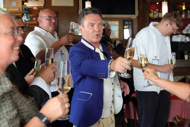 Stefan Mross - Eigener Stern auf dem Walk of Fame im Europa-Park. Stefan Mross mit einem Glas Sekt in der Hand. Stefan Mross (Sänger, Entertainer und Moderator der ARD-Sendung Immer wieder sonntags) erhält seinen eigenen Stern auf dem Walk of Fame im Europa-Park. Offizielle Enthüllung und Überreichung des Sterns an Stefan Mross anlässlich einer feierlichen Zeremonie am 20.08.2026. Walk of Fame, Französische Filmstrasse im Europa-Park. Rust. Baden-Württemberg, Deutschland. *** Stefan Mross Gets His Own Star on the Walk of Fame at Europa-Park Stefan Mross with a glass of sparkling wine in his hand Stefan Mross, singer, entertainer, and host of the ARD show *Immer wieder sonntags* receives his own star on the Walk of Fame at Europa-Park