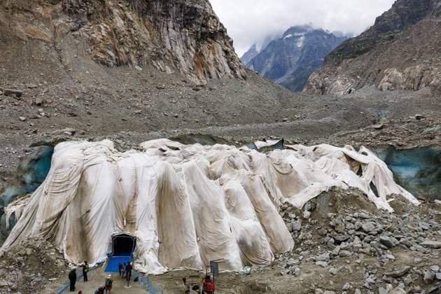 GEOTEXTILE TARPAULINS TO PROTECT THE MER DE GLACE CAVE PHOTOPQR LE DAUPHINE Grégory YETCHMENIZA Chamonix Mont Blanc August 20, 2026 Chamonix, Haute-Savoie, August 20: The Mer de Glace, France’s largest glacier, is threatened with disappearance due to climate change and heat waves. In 20 years, it has retreated by more than one kilometer, and since 2022, it has lost 55 meters in thickness. The Mer de Glace cave, which is celebrating its 80th anniversary this year, is on borrowed time. To limit its melting, geotextile tarps have been installed over it. Grégory Yetchmeniza, Le Dauphiné Libéré, Chamonix-Mont-Blanc, France, Aug. 20, 2026. The Mer de Glace, France’s largest glacier, is at risk of disappearing due to climate change and heat waves  Copyright: xPHOTOPQR LExDAUPHINE MAXPPPxGrégoryxYETCHMENIZAx 20260820JDL9453 20260820JDL9453