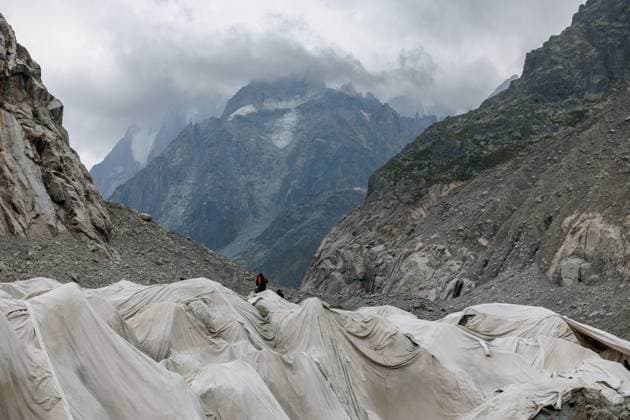 News Bilder des Tages GEOTEXTILE TARPAULINS TO PROTECT THE MER DE GLACE CAVE PHOTOPQR LE DAUPHINE Grégory YETCHMENIZA Chamonix Mont Blanc August 20, 2026 Chamonix, Haute-Savoie, August 20: The Mer de Glace, France’s largest glacier, is threatened with disappearance due to climate change and heat waves. In 20 years, it has retreated by more than one kilometer, and since 2022 it has lost 55 meters in thickness. The Mer de Glace cave, which is celebrating its 80th anniversary this year, is hanging by a thread. To slow its melting, geotextile tarps are being installed over it. Grégory Yetchmeniza, Le Dauphiné Libéré, Chamonix-Mont-Blanc, France, Aug. 20, 2026. The Mer de Glace, France’s largest glacier, is at risk of disappearing due to climate change and heat wave  Copyright: xPHOTOPQR LExDAUPHINE MAXPPPxGrégoryxYETCHMENIZAx 20260820JDL9457 20260820JDL9457
