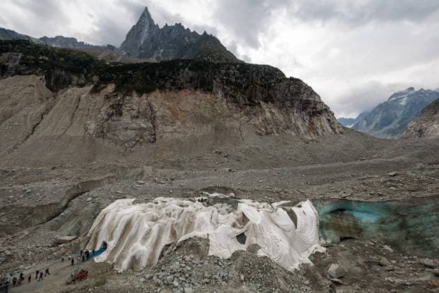 GEOTEXTILE TARPAULINS TO PROTECT THE MER DE GLACE CAVE PHOTOPQR LE DAUPHINE Grégory YETCHMENIZA Chamonix Mont Blanc August 20, 2026 Chamonix, Haute-Savoie, August 20: The Mer de Glace, France’s largest glacier, is threatened with disappearance due to climate change and heat waves. In 20 years, it has retreated by more than one kilometer, and since 2022 it has lost 55 meters in thickness. The Mer de Glace cave, which is celebrating its 80th anniversary this year, is hanging by a thread. To slow its melting, geotextile tarps are being installed over it. Grégory Yetchmeniza, Le Dauphiné Libéré, Chamonix-Mont-Blanc, France, Aug. 20, 2026. The Mer de Glace, France’s largest glacier, is at risk of disappearing due to climate change and heat wave  Copyright: xPHOTOPQR LExDAUPHINE MAXPPPxGrégoryxYETCHMENIZAx 20260820JDL9462 20260820JDL9462