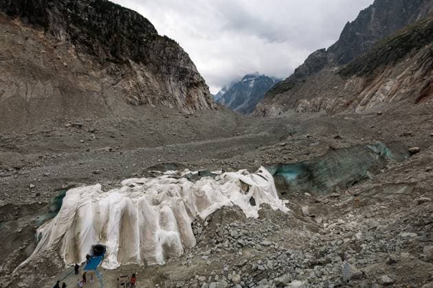 GEOTEXTILE TARPAULINS TO PROTECT THE MER DE GLACE CAVE PHOTOPQR LE DAUPHINE Grégory YETCHMENIZA Chamonix Mont Blanc August 20, 2026 Chamonix, Haute-Savoie, August 20: The Mer de Glace, France’s largest glacier, is threatened with disappearance due to climate change and heat waves. In 20 years, it has receded by more than one kilometer, and since 2022 it has lost 55 meters in thickness. The Mer de Glace Cave, which is celebrating its 80th anniversary this year, is hanging by a thread. To limit its melting, geotextile tarps have been installed over it. Grégory Yetchmeniza, Le Dauphiné Libéré, Chamonix-Mont-Blanc, France, Aug. 20, 2026. The Mer de Glace, France’s largest glacier, is at risk of disappearing due to climate change and heat waves  Copyright: xPHOTOPQR LExDAUPHINE MAXPPPxGrégoryxYETCHMENIZAx 20260820JDL9463 20260820JDL9463