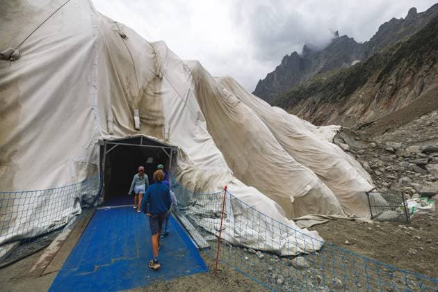 GEOTEXTILE TARPAULINS TO PROTECT THE MER DE GLACE CAVE PHOTOPQR LE DAUPHINE Grégory YETCHMENIZA Chamonix Mont Blanc August 20, 2026 Chamonix, Haute-Savoie, August 20: The Mer de Glace, France’s largest glacier, is threatened with disappearance due to climate change and heat waves. In 20 years, it has receded by more than one kilometer, and since 2022 it has lost 55 meters in thickness. The Mer de Glace Cave, which is celebrating its 80th anniversary this year, is hanging by a thread. To limit its melting, geotextile tarps have been installed over it. Grégory Yetchmeniza, Le Dauphiné Libéré, Chamonix-Mont-Blanc, France, Aug. 20, 2026. The Mer de Glace, France’s largest glacier, is at risk of disappearing due to climate change and heat waves  Copyright: xPHOTOPQR LExDAUPHINE MAXPPPxGrégoryxYETCHMENIZAx 20260820JDL9464 20260820JDL9464