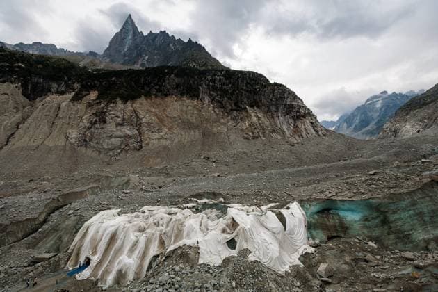 GEOTEXTILE TARPAULINS TO PROTECT THE MER DE GLACE CAVE PHOTOPQR LE DAUPHINE Grégory YETCHMENIZA Chamonix Mont Blanc August 20, 2026 Chamonix, Haute-Savoie, August 20: The Mer de Glace, France’s largest glacier, is threatened with disappearance due to climate change and heat waves. In 20 years, it has receded by more than one kilometer, and since 2022 it has lost 55 meters in thickness. The Mer de Glace Cave, which is celebrating its 80th anniversary this year, is hanging by a thread. To limit its melting, geotextile tarps have been installed over it. Grégory Yetchmeniza, Le Dauphiné Libéré, Chamonix-Mont-Blanc, France, Aug. 20, 2026. The Mer de Glace, France’s largest glacier, is at risk of disappearing due to climate change and heat waves  Copyright: xPHOTOPQR LExDAUPHINE MAXPPPxGrégoryxYETCHMENIZAx 20260820JDL9467 20260820JDL9467