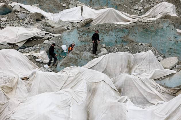 GEOTEXTILE TARPAULINS TO PROTECT THE MER DE GLACE CAVE PHOTOPQR LE DAUPHINE Grégory YETCHMENIZA Chamonix Mont Blanc August 20, 2026 Chamonix, Haute-Savoie, August 20: The Mer de Glace, France’s largest glacier, is threatened with disappearance due to climate change and heat waves. In 20 years, it has receded by more than one kilometer, and since 2022 it has lost 55 meters in thickness. The Mer de Glace Cave, which is celebrating its 80th anniversary this year, is hanging by a thread. To limit its melting, geotextile tarps have been installed over it. Grégory Yetchmeniza, Le Dauphiné Libéré, Chamonix-Mont-Blanc, France, Aug. 20, 2026. The Mer de Glace, France’s largest glacier, is at risk of disappearing due to climate change and heat waves  Copyright: xPHOTOPQR LExDAUPHINE MAXPPPxGrégoryxYETCHMENIZAx 20260820JDL9472 20260820JDL9472