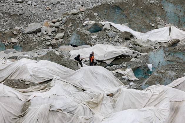 GEOTEXTILE TARPAULINS TO PROTECT THE MER DE GLACE CAVE PHOTOPQR LE DAUPHINE Grégory YETCHMENIZA Chamonix Mont Blanc August 20, 2026 Chamonix, Haute-Savoie, August 20: The Mer de Glace, France’s largest glacier, is threatened with disappearance due to climate change and heat waves. In 20 years, it has receded by more than one kilometer, and since 2022 it has lost 55 meters in thickness. The Mer de Glace Cave, which is celebrating its 80th anniversary this year, is hanging by a thread. To limit its melting, geotextile tarps have been installed over it. Grégory Yetchmeniza, Le Dauphiné Libéré, Chamonix-Mont-Blanc, France, Aug. 20, 2026. The Mer de Glace, France’s largest glacier, is at risk of disappearing due to climate change and heat waves  Copyright: xPHOTOPQR LExDAUPHINE MAXPPPxGrégoryxYETCHMENIZAx 20260820JDL9474 20260820JDL9474