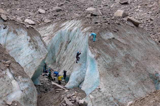GEOTEXTILE TARPAULINS TO PROTECT THE MER DE GLACE CAVE PHOTOPQR LE DAUPHINE Grégory YETCHMENIZA Chamonix Mont Blanc August 20, 2026 Chamonix, Haute-Savoie, August 20: The Mer de Glace, France’s largest glacier, is threatened with disappearance due to climate change and heat waves. In 20 years, it has retreated by more than one kilometer, and since 2022, it has lost 55 meters in thickness. The Mer de Glace Cave, which is celebrating its 80th anniversary this year, is on borrowed time. To limit its melting, geotextile tarps are being installed over it. Grégory Yetchmeniza, Le Dauphiné Libéré, Chamonix-Mont-Blanc, France, Aug. 20, 2026. The Mer de Glace, France’s largest glacier, is at risk of disappearing due to climate change and heat waves  Copyright: xPHOTOPQR LExDAUPHINE MAXPPPxGrégoryxYETCHMENIZAx 20260820JDL9485 20260820JDL9485