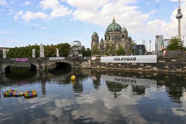 News Bilder des Tages Protesters gather in Berlin calling for end to century-old swimming ban in Spree River BERLIN, GERMANY - AUGUST 20: Demonstrators gather at Schinkelplatz near the Spree River in Berlin, Germany, on August 20, 2026, to demand the lifting of a 101-year-old swimming ban in the historic waterway. Responding to a call by the Flussbad Berlin association, participants displayed banners and placards advocating for clean water initiatives and public access to open-water swimming along designated central stretches of the river. Halil Sagirkaya Anadolu Berlin Germany. Editorial use only. Please get in touch for any other usage.  Copyright: x2026xAnadoluxHalilxSagirkayax