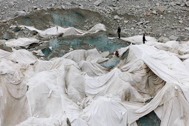GEOTEXTILE TARPAULINS TO PROTECT THE MER DE GLACE CAVE PHOTOPQR LE DAUPHINE Grégory YETCHMENIZA Chamonix Mont Blanc August 20, 2026 Chamonix, Haute-Savoie, August 20: The Mer de Glace, France’s largest glacier, is threatened with disappearance due to climate change and heat waves. In 20 years, it has retreated by more than one kilometer, and since 2022 it has lost 55 meters in thickness. The Mer de Glace Cave, which is celebrating its 80th anniversary this year, is hanging by a thread. To limit its melting, geotextile tarps are being installed over it. Grégory Yetchmeniza, Le Dauphiné Libéré, Chamonix-Mont-Blanc, France, Aug. 20, 2026. The Mer de Glace, France’s largest glacier, is at risk of disappearing due to climate change and heatwave  Copyright: xPHOTOPQR LExDAUPHINE MAXPPPxGrégoryxYETCHMENIZAx 20260820JDL9488 20260820JDL9488