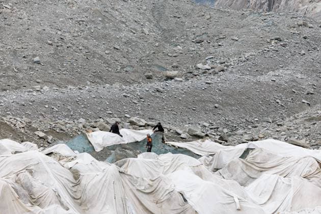 GEOTEXTILE TARPAULINS TO PROTECT THE MER DE GLACE CAVE PHOTOPQR LE DAUPHINE Grégory YETCHMENIZA Chamonix Mont Blanc August 20, 2026 Chamonix, Haute-Savoie, August 20: The Mer de Glace, France’s largest glacier, is threatened with disappearance due to climate change and heat waves. In 20 years, it has retreated by more than one kilometer, and since 2022 it has lost 55 meters in thickness. The Mer de Glace Cave, which is celebrating its 80th anniversary this year, is on borrowed time. To limit its melting, geotextile tarps are being installed over it. Grégory Yetchmeniza, Le Dauphiné Libéré, Chamonix-Mont-Blanc, France, August 20, 2026. The Mer de Glace, France’s largest glacier, is at risk of disappearing due to climate change and heat wave  Copyright: xPHOTOPQR LExDAUPHINE MAXPPPxGrégoryxYETCHMENIZAx 20260820JDL9491 20260820JDL9491