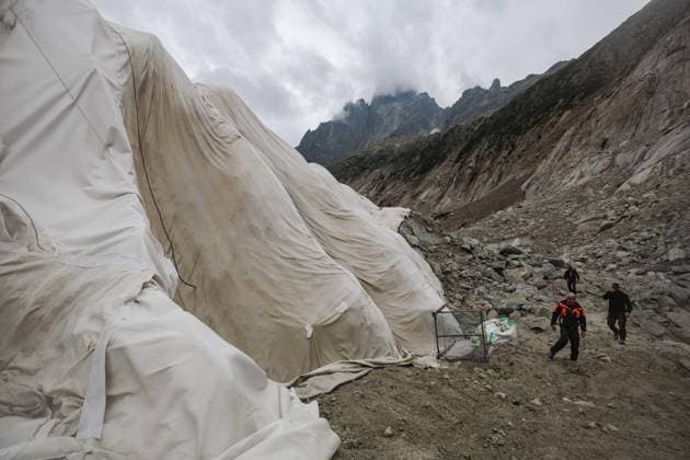 GEOTEXTILE TARPS TO PROTECT THE MER DE GLACE CAVE PHOTOPQR LE DAUPHINE Grégory YETCHMENIZA Chamonix Mont Blanc August 20, 2026 Chamonix, Haute-Savoie, August 20 The Mer de Glace, France’s largest glacier, is threatened with extinction due to climate change and heat waves. In 20 years, it has retreated by more than one kilometer, and since 2022 it has lost 55 meters in thickness. The Mer de Glace Cave, which is celebrating its 80th anniversary this year, is hanging by a thread. To limit its melting, geotextile tarps are being installed over it. Grégory Yetchmeniza, Le Dauphiné Libéré, Chamonix-Mont-Blanc, France, Aug. 20, 2026. The Mer de Glace, France’s largest glacier, is at risk of disappearing due to climate change and heat waves. It ha  Copyright: xPHOTOPQR LExDAUPHINE MAXPPPxGrégoryxYETCHMENIZAx 20260820JDL9507 20260820JDL9507
