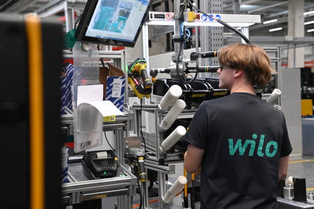 Auszubildender bei der Montage von Pumpen, Karl-JoÂ­sef LAUMANN, CDU, Minister fuer Arbeit, Gesundheit und Soziales des Landes Nordrhein-Westfalen, besucht im Rahmen seiner Ausbildungstour die Firma WILO SE Maschinenbau und Pumpensysteme, am 20.08.2026, *** An apprentice working on the assembly of pumps, Karl Josef LAUMANN, CDU, Minister of Labor, Health, and Social Affairs for the State of North Rhine-Westphalia, visits WILO SE Maschinenbau und Pumpensysteme as part of his apprenticeship tour on August 20, 2026,