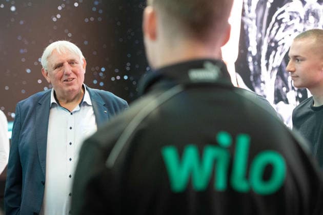 Karl-JoÂ­sef LAUMANN, CDU, Minister fuer Arbeit, Gesundheit und Soziales des Landes Nordrhein-Westfalen, im Gespraech mit Auszubildenden bei WILO; Karl-JoÂ­sef LAUMANN, CDU, Minister fuer Arbeit, Gesundheit und Soziales des Landes Nordrhein-Westfalen, besucht im Rahmen seiner Ausbildungstour die Firma WILO SE Maschinenbau und Pumpensysteme, am 20.08.2026, *** Karl Josef LAUMANN, CDU, Minister of Labor, Health, and Social Affairs for the State of North Rhine-Westphalia, speaking with apprentices at WILO Karl Josef LAUMANN, CDU, Minister of Labor, Health, and Social Affairs for the State of North Rhine-Westphalia, visits WILO SE Maschinenbau und Pumpensysteme as part of his apprenticeship tour on August 20, 2026,