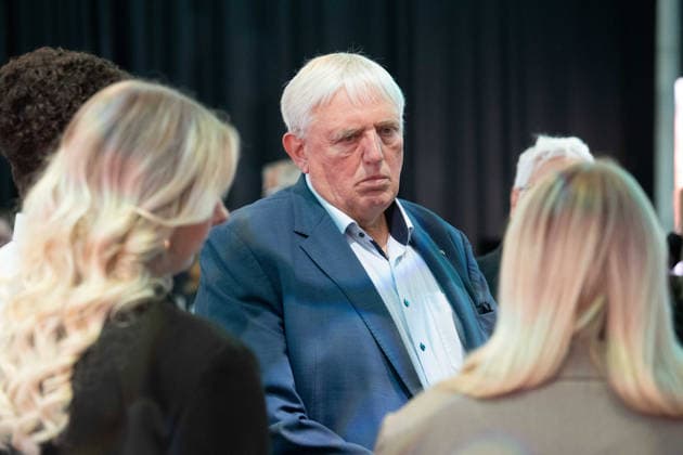 Karl-JoÂ­sef LAUMANN, CDU, Minister fuer Arbeit, Gesundheit und Soziales des Landes Nordrhein-Westfalen, im Gespraech mit Auszubildenden bei WILO; Karl-JoÂ­sef LAUMANN, CDU, Minister fuer Arbeit, Gesundheit und Soziales des Landes Nordrhein-Westfalen, besucht im Rahmen seiner Ausbildungstour die Firma WILO SE Maschinenbau und Pumpensysteme, am 20.08.2026, *** Karl Josef LAUMANN, CDU, Minister of Labor, Health, and Social Affairs for the State of North Rhine-Westphalia, speaking with apprentices at WILO Karl Josef LAUMANN, CDU, Minister of Labor, Health, and Social Affairs for the State of North Rhine-Westphalia, visits WILO SE Maschinenbau und Pumpensysteme as part of his apprenticeship tour on August 20, 2026,
