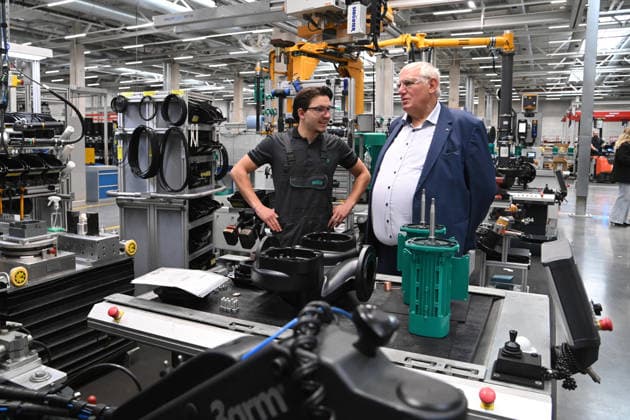 Karl-JoÂ­sef LAUMANN, CDU, Minister fuer Arbeit, Gesundheit und Soziales des Landes Nordrhein-Westfalen, beobachtet Auszubildende bei der Montage von Pumpen, Karl-JoÂ­sef LAUMANN, CDU, Minister fuer Arbeit, Gesundheit und Soziales des Landes Nordrhein-Westfalen, besucht im Rahmen seiner Ausbildungstour die Firma WILO SE Maschinenbau und Pumpensysteme, am 20.08.2026, *** Karl Josef LAUMANN, CDU, Minister of Labor, Health, and Social Affairs for the State of North Rhine-Westphalia, observes trainees assembling pumps, Karl Josef LAUMANN, CDU, Minister of Labor, Health, and Social Affairs for the State of North Rhine-Westphalia, visits WILO SE Maschinenbau und Pumpensysteme as part of his training tour on August 20, 2026,