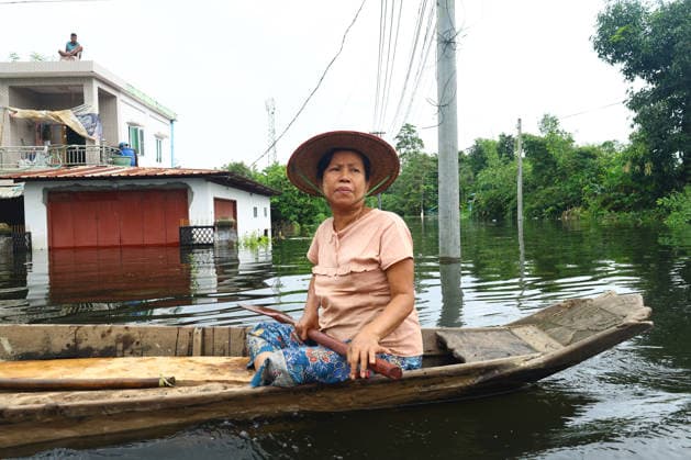 August 20, 2026, Ngathaingchaung, Ayeyarwady Region, Myanmar: A woman navigates floodwaters by boat in Ngathaingchaung Township, Ayeyarwady Region, Myanmar..In Laymyethna Township, Ayeyarwady Region, the Ngawun River embankment collapsed on July 31, leaving nearby towns including Hinthada, Yegyi, Ngathaingchaung, Kyonpyaw and Kyaunggon still inundated for three weeks, affecting tens of thousands of people, officials said. Ngathaingchaung Myanmar - ZUMAn324 20260820_zip_n324_006 Copyright: xAyexMyaxNaingx