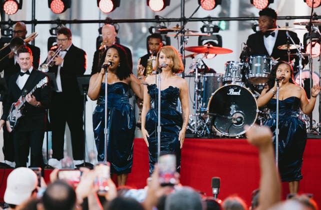 August 20, 2026, New York, Ny, United States: Raye performs at The Today Show 2026 Citi Concert Series. Held at Rockefeller Plaza in New York. Dinara Khairova Zuma Press August 20, 2026. New York United States  - ZUMAp281 20260820_zea_p281_002 Copyright: xPhotoxImagexPressx