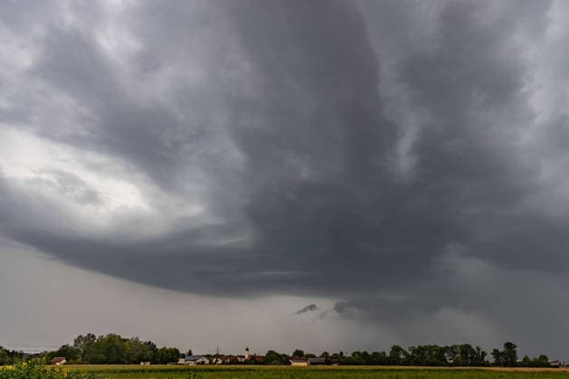 Unwetter in Bayern: Große Hagelkörner bei Steinberg am See, Dunkle Wolken und große Hagelkörner sind bei Steinberg am See in der Oberpfalz zu sehen. Dort zog eine seltene Left-Mover-Superzelle durch, die anschließend weiter in Richtung Tschechien wanderte. In einem schmalen Streifen fiel dabei Hagel mit einem Durchmesser von über 4 Zentimetern. Steinberg am See Bayern Deutschland Steinberg am See *** Severe Weather in Bavaria: Large Hailstones Near Steinberg am See; Dark Clouds and Large Hailstones Can Be Seen Near Steinberg am See in the Upper Palatinate. A rare left-mover supercell passed through the area, which then continued on toward the Czech Republic. In a narrow strip, hail with a diameter of over 4 centimeters fell. Steinberg Copyright: x xonw-imagesx xTobiasxHartlx