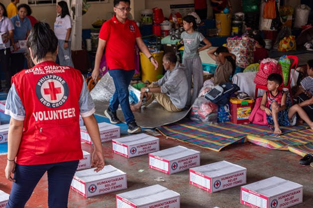 Red Cross Relief Operations In San Mateo, Rizal, Philippines Volunteers from the Philippine Red Cross distribute relief packs to residents affected by floods from the Southwest Monsoon in an evacuation facility in Barangay Sta Ana, San Mateo, Rizal, Philippines, on August 20. Weather conditions across Luzon generally improved as a Low Pressure Area, formerly Tropical Depression Nesat, and the enhanced southwest monsoon, known as habagat, began to weaken. Northern and Central Luzon experienced improving skies with fewer heavy downpours, while Metro Manila and other areas saw intermittent sun breaks and isolated thunderstorms. San Mateo, Rizal Province Philippines  Copyright: xMelvinxJamesxUrubiox originalFilename: urubio-reliefop260820_npwul.jpg
