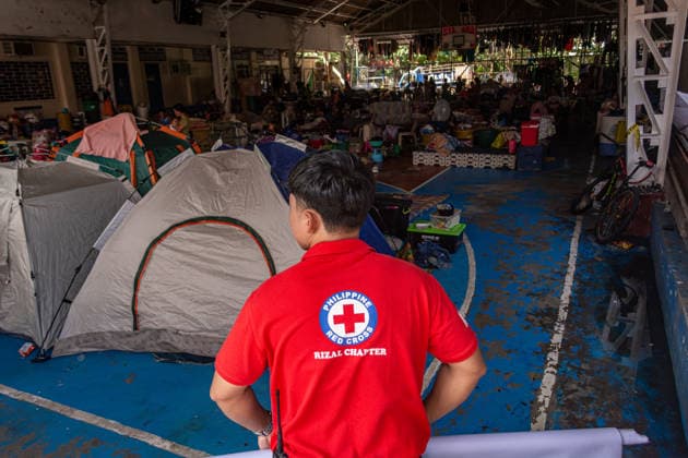 Red Cross Relief Operations In San Mateo, Rizal, Philippines Volunteers from the Philippine Red Cross distribute relief packs to residents affected by floods from the Southwest Monsoon in an evacuation facility in Barangay Sta Ana, San Mateo, Rizal, Philippines, on August 20. Weather conditions across Luzon generally improved as a Low Pressure Area, formerly Tropical Depression Nesat, and the enhanced southwest monsoon, known as habagat, began to weaken. Northern and Central Luzon experienced improving skies with fewer heavy downpours, while Metro Manila and other areas saw intermittent sun breaks and isolated thunderstorms. San Mateo, Rizal Province Philippines  Copyright: xMelvinxJamesxUrubiox originalFilename: urubio-reliefop260820_npnhW.jpg