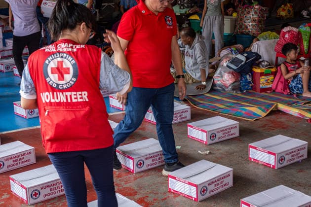 Red Cross Relief Operations In San Mateo, Rizal, Philippines Volunteers from the Philippine Red Cross distribute relief packs to residents affected by floods from the Southwest Monsoon in an evacuation facility in Barangay Sta Ana, San Mateo, Rizal, Philippines, on August 20. Weather conditions across Luzon generally improved as a Low Pressure Area, formerly Tropical Depression Nesat, and the enhanced southwest monsoon, known as habagat, began to weaken. Northern and Central Luzon experienced improving skies with fewer heavy downpours, while Metro Manila and other areas saw intermittent sun breaks and isolated thunderstorms. San Mateo, Rizal Province Philippines  Copyright: xMelvinxJamesxUrubiox originalFilename: urubio-reliefop260820_npO1H.jpg