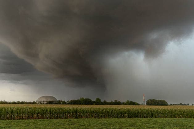 Bedrohlicher Himmel über Ulm linksausscherende Superzellen, Dunkle und bedrohliche Gewitterwolken ziehen bei Ulm in Baden-Württemberg auf. Zu sehen sind markante Strukturen linksausscherender Superzellen, die sich über der Region entwickeln und für eine eindrucksvolle Unwetterstimmung am Himmel sorgen. Ulm Baden-Württemberg Deutschland Ulm *** Ominous skies over Ulm: left-turning supercells; dark and threatening thunderclouds are gathering near Ulm in Baden-Württemberg. Distinctive structures of left-turning supercells can be seen developing over the region, creating a dramatic stormy atmosphere in the sky. Ulm, Baden-Württemberg, Germany. Ulm Copyright: x xonw-imagesx xAlexanderxWolfx