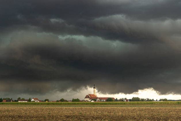 Bedrohlicher Himmel über Ulm linksausscherende Superzellen, Dunkle und bedrohliche Gewitterwolken ziehen bei Ulm in Baden-Württemberg auf. Zu sehen sind markante Strukturen linksausscherender Superzellen, die sich über der Region entwickeln und für eine eindrucksvolle Unwetterstimmung am Himmel sorgen. Ulm Baden-Württemberg Deutschland Ulm *** Ominous skies over Ulm: left-turning supercells; dark and threatening thunderclouds are gathering near Ulm in Baden-Württemberg. Distinctive structures of left-turning supercells can be seen developing over the region, creating a dramatic stormy atmosphere in the sky. Ulm, Baden-Württemberg, Germany. Ulm Copyright: x xonw-imagesx xAlexanderxWolfx