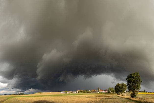 Bedrohlicher Himmel über Ulm linksausscherende Superzellen, Dunkle und bedrohliche Gewitterwolken ziehen bei Ulm in Baden-Württemberg auf. Zu sehen sind markante Strukturen linksausscherender Superzellen, die sich über der Region entwickeln und für eine eindrucksvolle Unwetterstimmung am Himmel sorgen. Ulm Baden-Württemberg Deutschland Ulm *** Ominous skies over Ulm: left-turning supercells; dark and threatening thunderclouds are gathering near Ulm in Baden-Württemberg. Distinctive structures of left-turning supercells can be seen developing over the region, creating a dramatic stormy atmosphere in the sky. Ulm, Baden-Württemberg, Germany. Ulm Copyright: x xonw-imagesx xAlexanderxWolfx